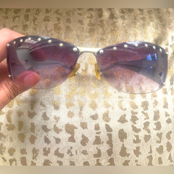 STUNNING GUESS SUNGLASSES WITH FULL STUDS OUTLINE. VERY STYLISH AND ELEGANT!! - Picture 3 of 8